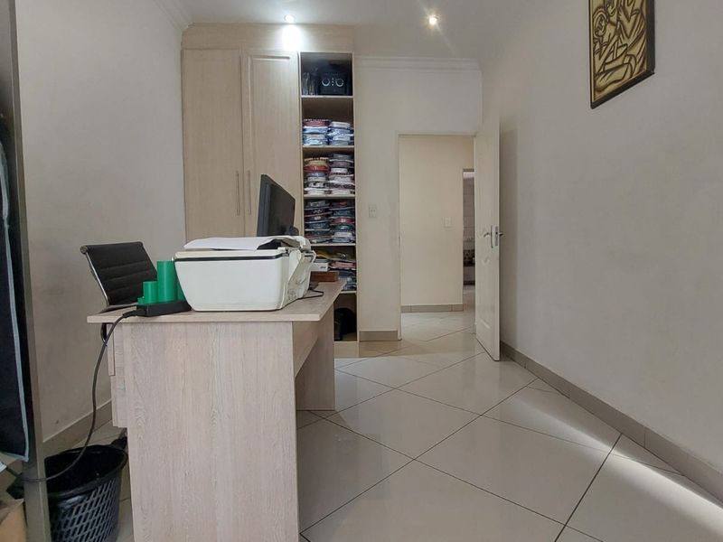 Perfect Family Home: Spacious, Secure, and Close to Amenities - Photo 5