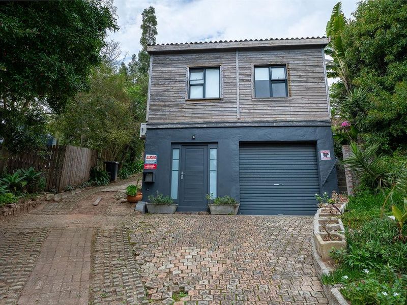 This property is situated in a cul de sac with beautiful Outeniqua mountain views - Photo 2