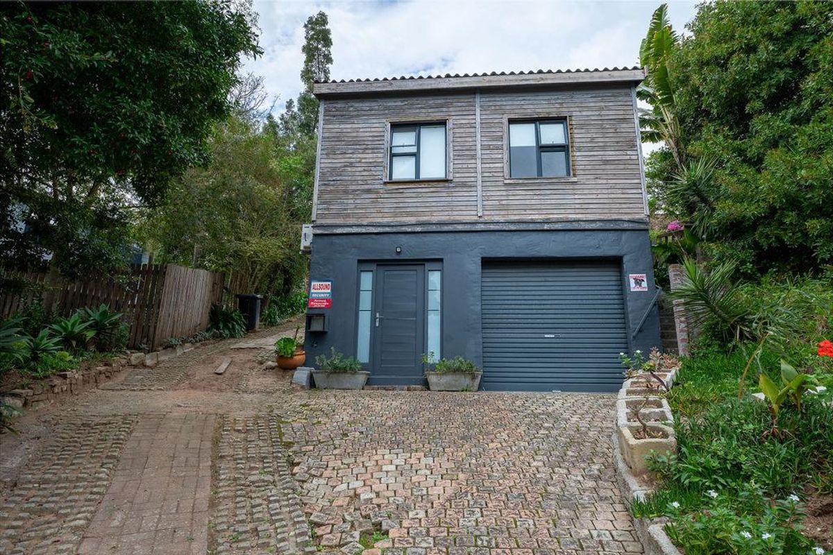 This property is situated in a cul de sac with beautiful Outeniqua mountain views - Photo 2