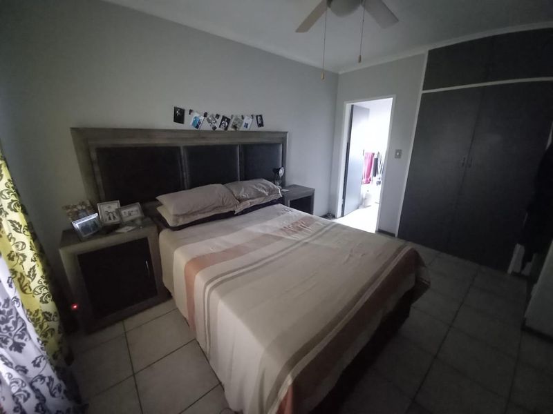 Spacious 3 Bedroom 2 Bathroom - Photo 4
