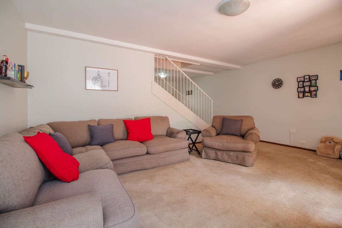 Charming Townhouse: Spacious & Conveniently Located! - Photo 5