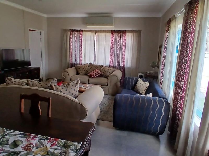 Beautiful 3-bedroom property with 2 flatlets with lots of possibilities - Photo 9