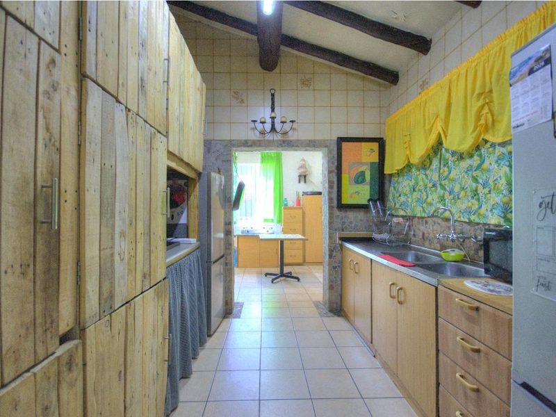 4 bed home plus 2 cottages - Photo 9