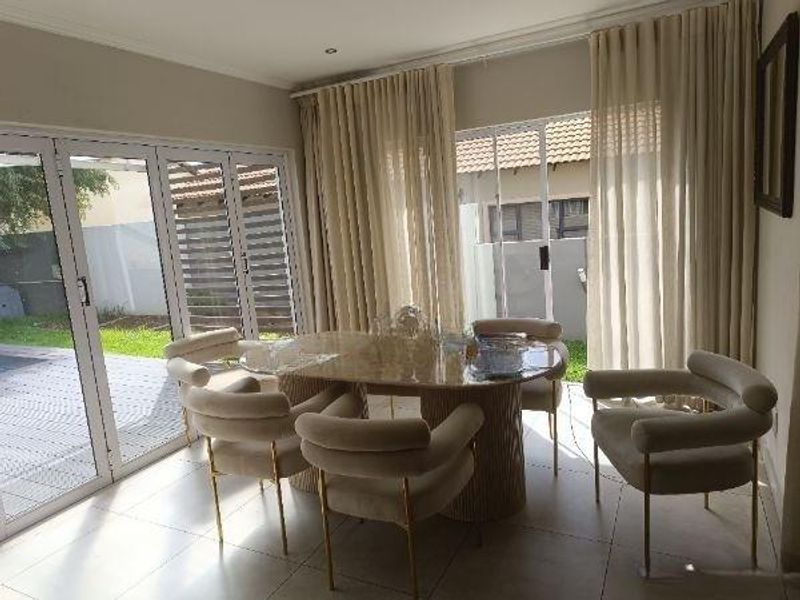 THATCHFIELD SECURITY ESTATE - 4 BEDROOM HOUSE WITH A SWIMMING POOL - Photo 7