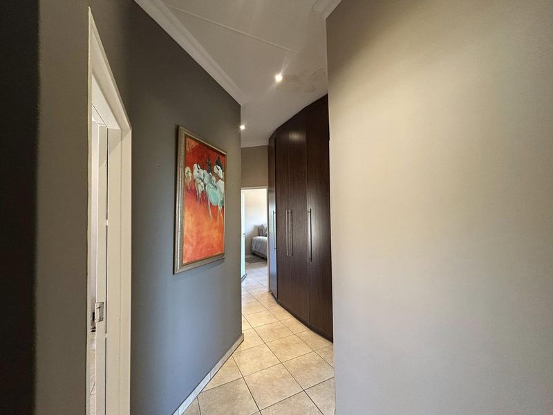 A well-maintained 4-bedroom home, surrounded by nature, offering comfortable estate living just outside the city. - Photo 7