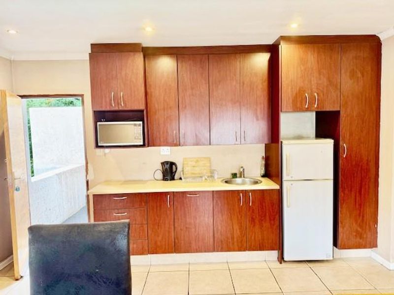FULLY FURNISHED SPACIOUS 1 BED  1 BATH FLATLET PARKMORE - Photo 4