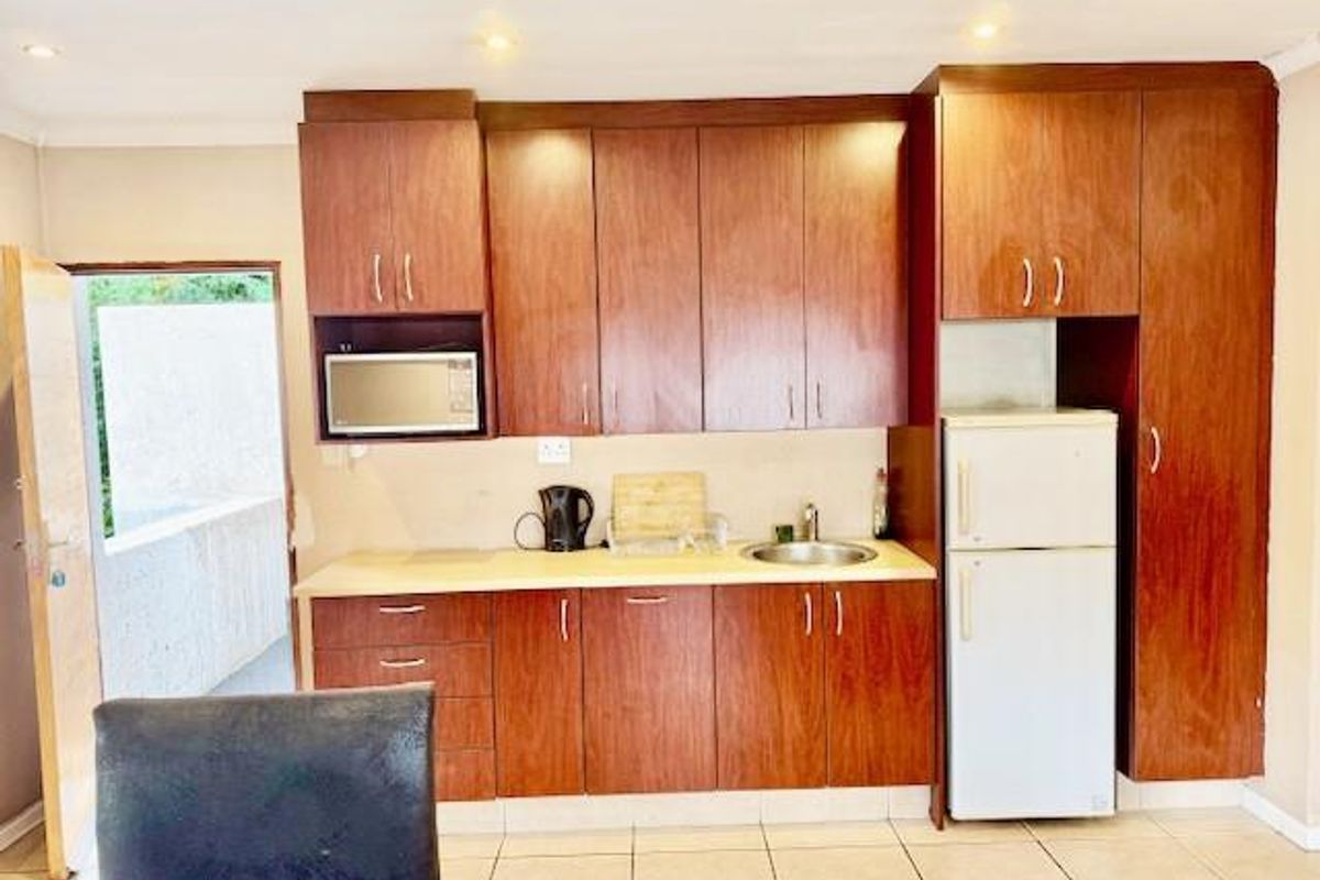 FULLY FURNISHED SPACIOUS 1 BED  1 BATH FLATLET PARKMORE - Photo 4