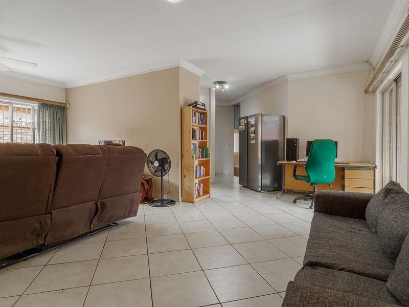 Four bedroom duet with study and potential fifth bedroom - Moreleta Park - Photo 6