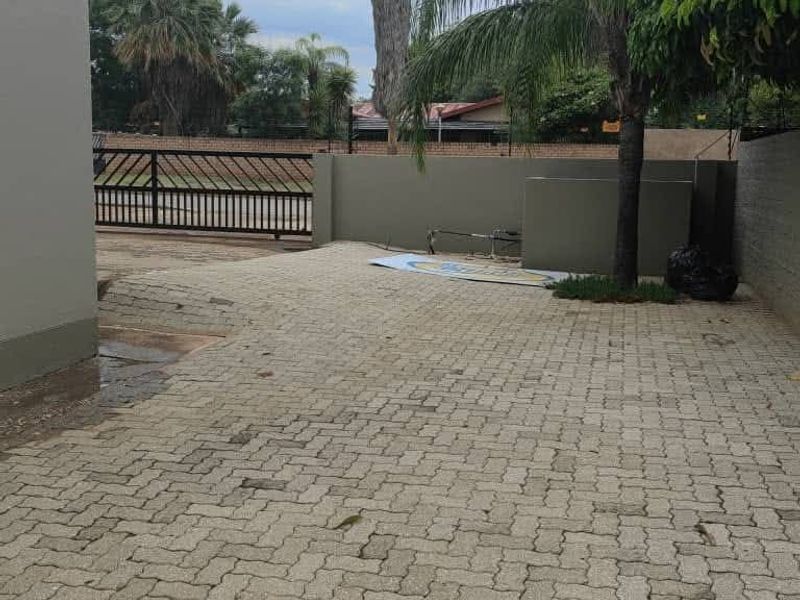 Beautiful, spacious and well maintained 3 bedroom house with a swimming pool and a loveley garden for sale in Tsumeb. - Photo 4