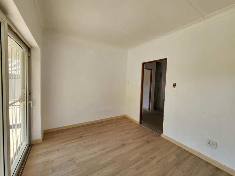 Owner asking R 1 890 000-00 Considering offers from R 1 700 000.00 - Photo 10