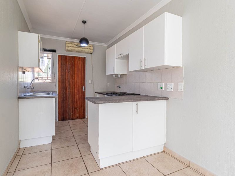 Freestanding 2 bed 1 bath unit neatly tiled and painted. Close to Curro Wilgeheuwel. - Photo 10