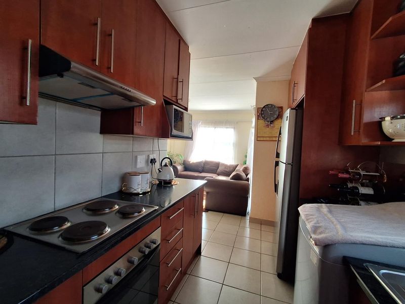 Modern 3-Bedroom Home with Double Garage, Open-Plan Living & Excellent Security - Photo 2