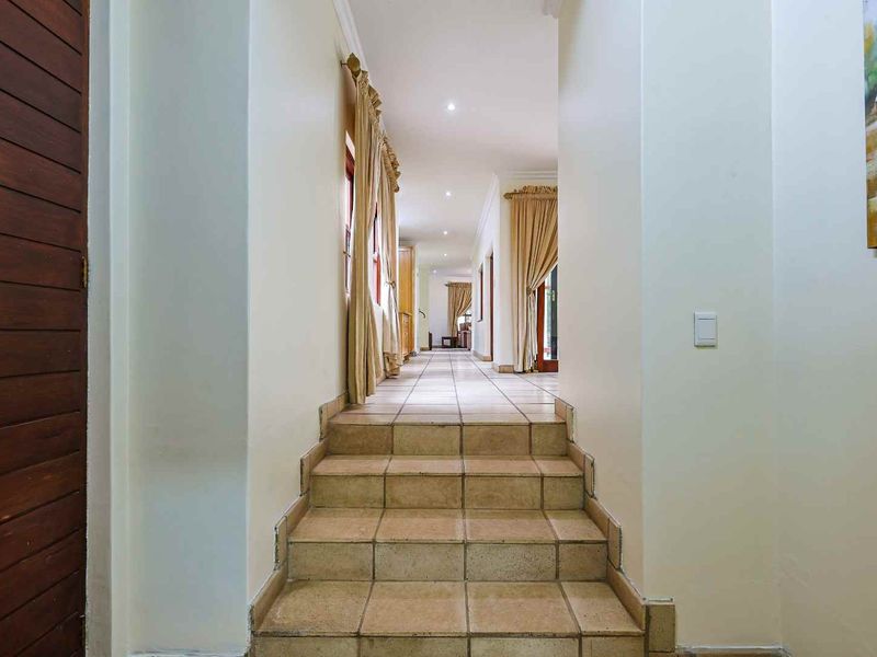 Spacious Entertainer’s Dream in Woodhill Golf Estate – Furnished Option Available - Photo 4