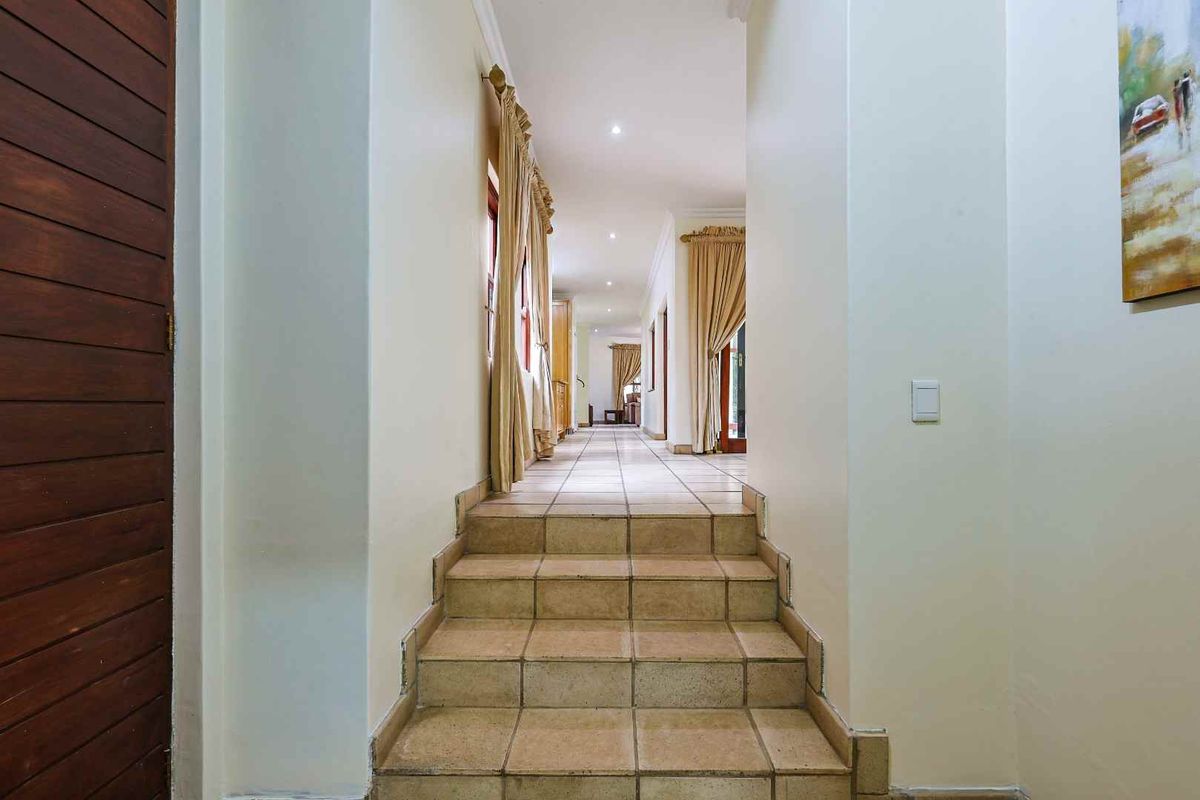Spacious Entertainer’s Dream in Woodhill Golf Estate – Furnished Option Available - Photo 4