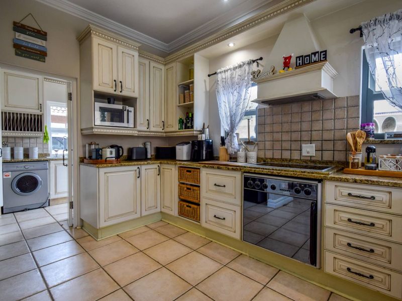 Four bedroom, Full-Title cluster in secure estate - Muckleneuk - Photo 9