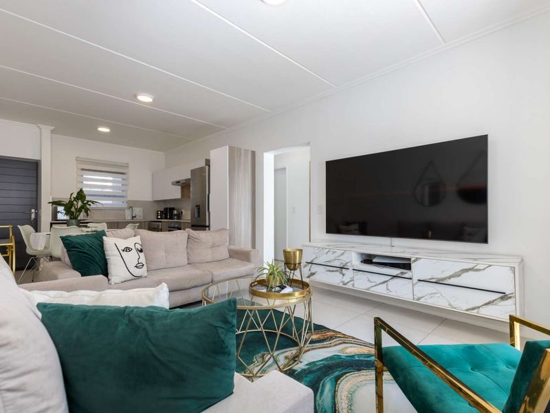 A MODERN 2 BEDROOM, 2 BATH GROUND FLOOR APARTMENT - SOUNDS LIKE A FANTASTIC FIND! - Photo 3