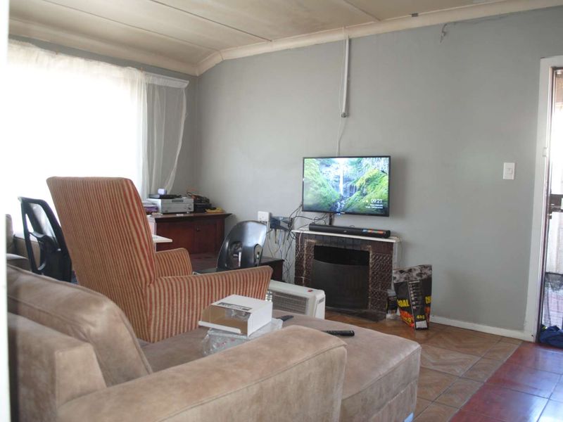 Cozy, Charming 3-bedroom house to be your home in well sought after area (Midvaal) - Photo 3
