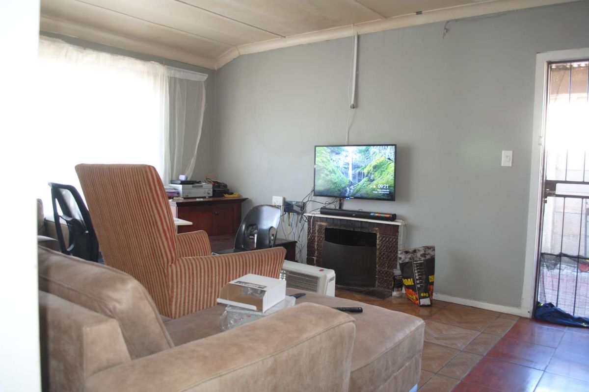 Cozy, Charming 3-bedroom house to be your home in well sought after area (Midvaal) - Photo 3
