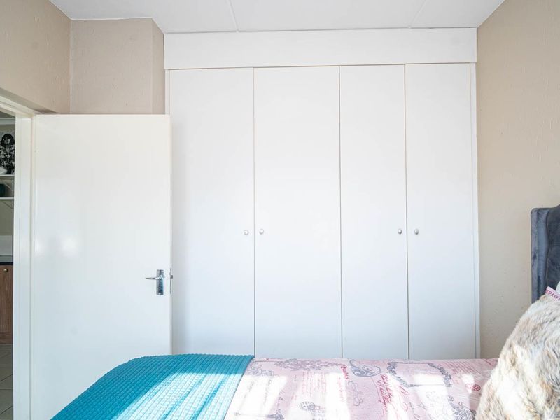 Top Floor 2 Bed Apartment with Balcony - Photo 4