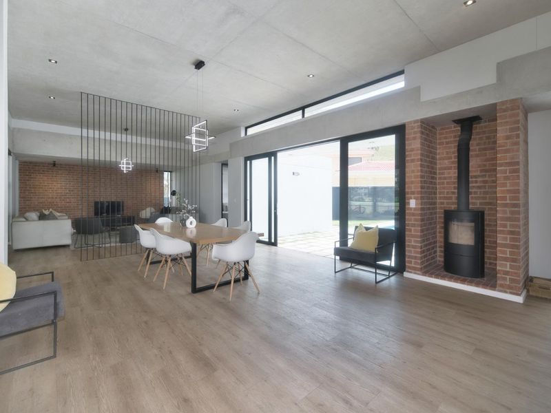 CONTEMPORARY RESIDENTIAL HOME - Photo 8