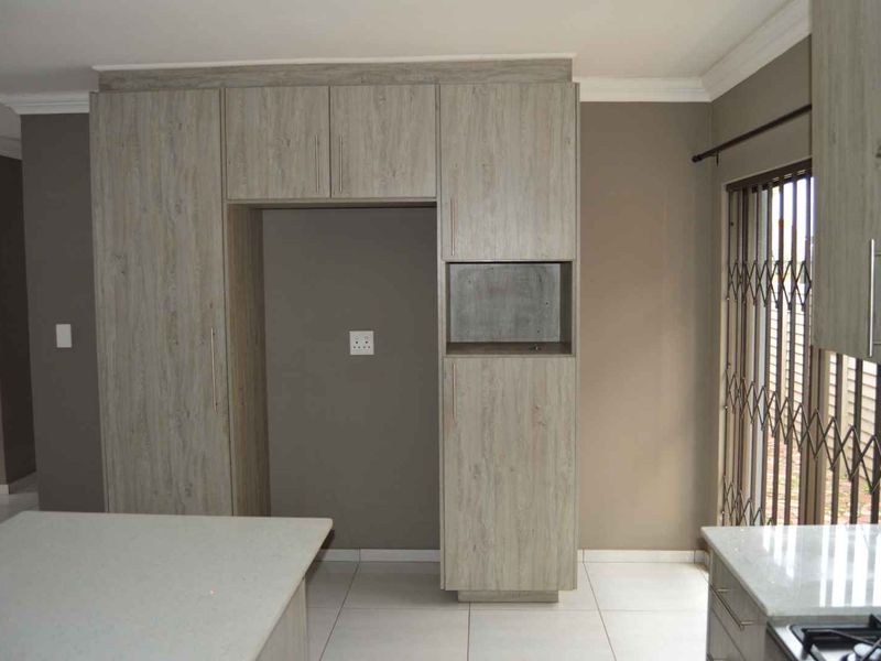 Modern Three Bedroom Cluster For Sale in Brackenhurst - Photo 7