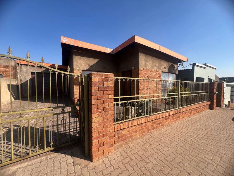 Very neat house in a busy street - Photo 2