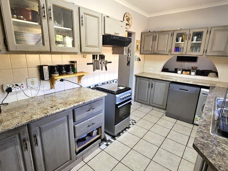 3 Bedroom Family Home in Montana Park - Photo 9