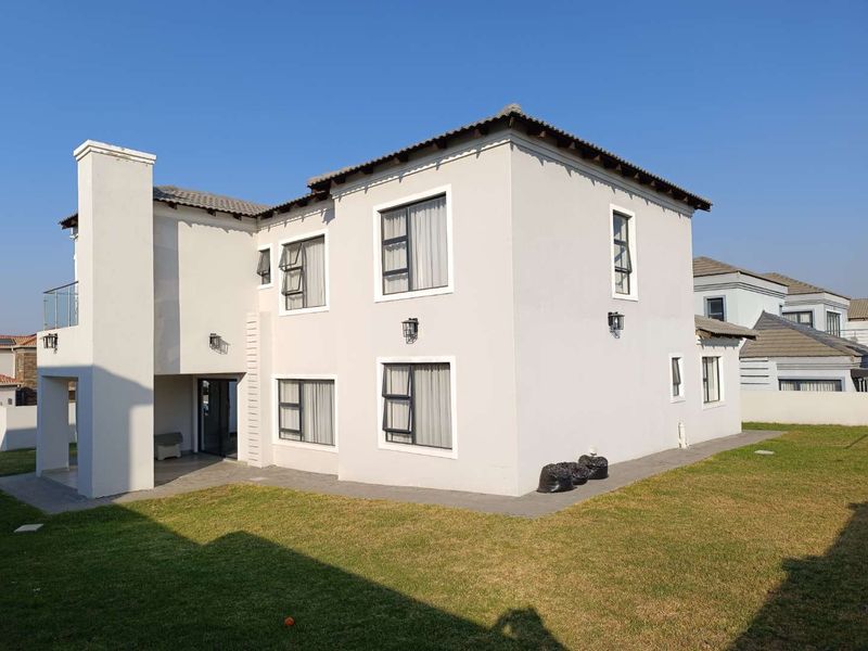 BLUE VALLEY GOLF ESTATE:  FAMILY HOME WITH 4 BEDROOMS ALL WITH EN-SUITE BATHROOMS - Photo 3
