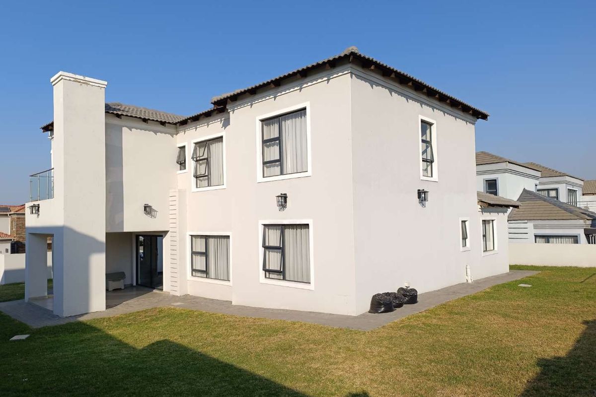 BLUE VALLEY GOLF ESTATE:  FAMILY HOME WITH 4 BEDROOMS ALL WITH EN-SUITE BATHROOMS - Photo 3