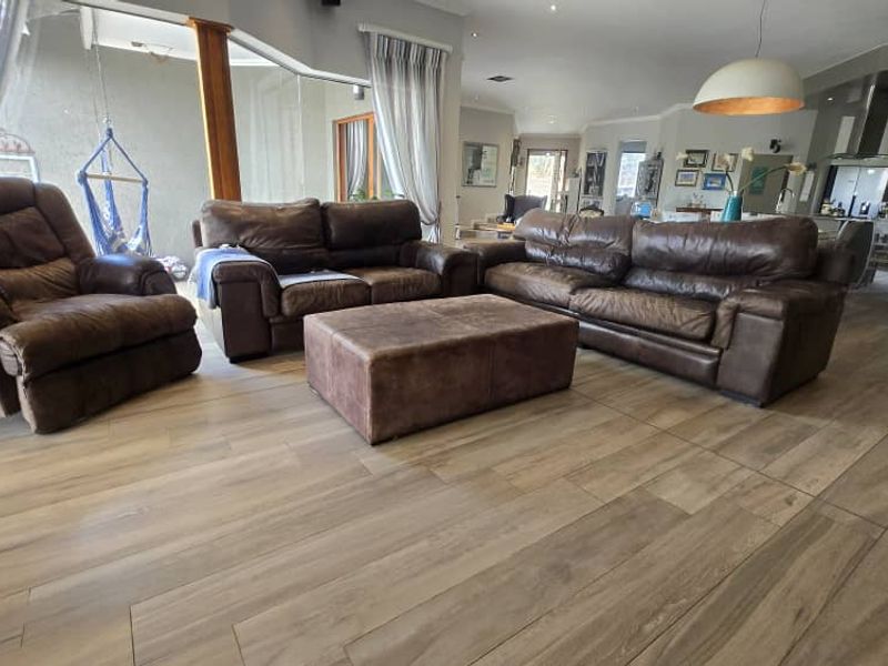 All On One Level Family Home With Lovely Views, Safe And Secure. - Photo 7