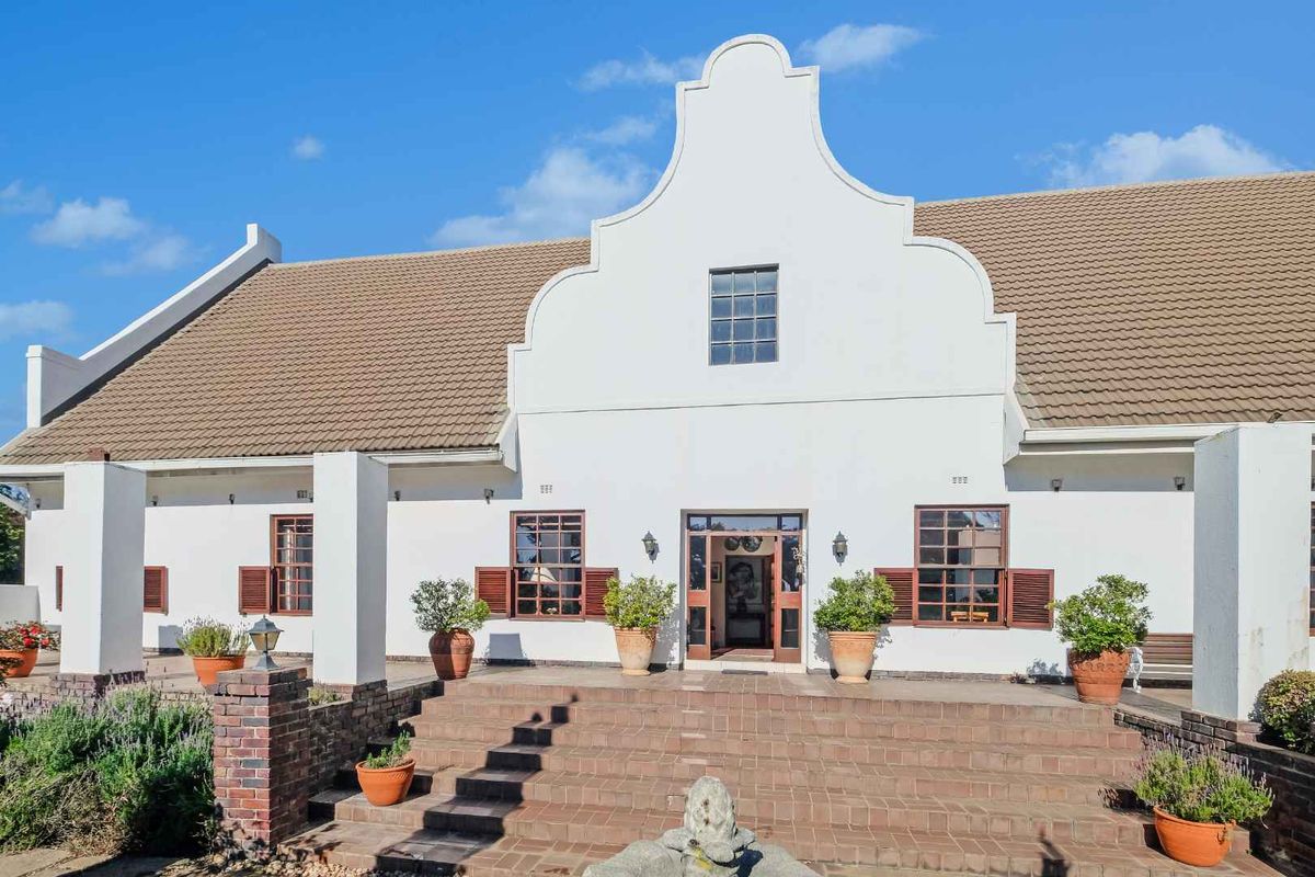 A CAPE DUTCH MASTERPIECE IN THE HEART OF ONE OF LONEHILL’S TOP BOOMED AREAS - Photo 2