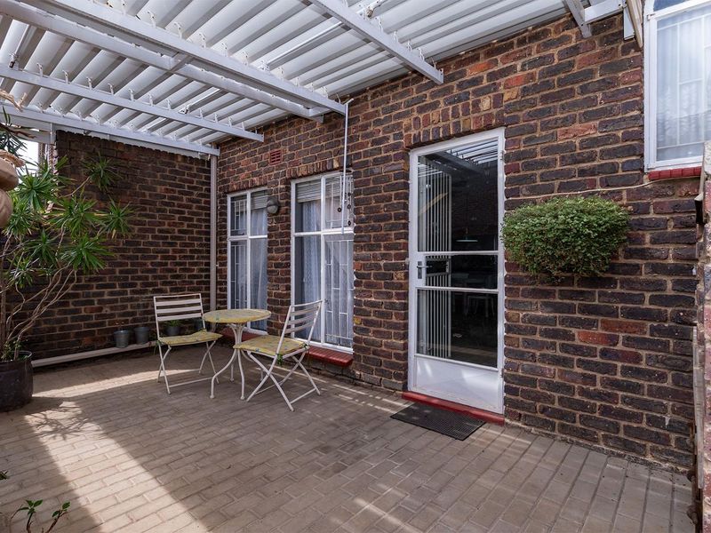 Perfect Lock-Up-and-Go 2-Bedroom Duplex in Norkem Park - Photo 1