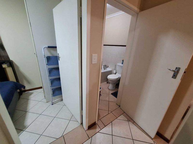 Lovely 2 bedroom Top unit in Equestria Estate - Photo 4
