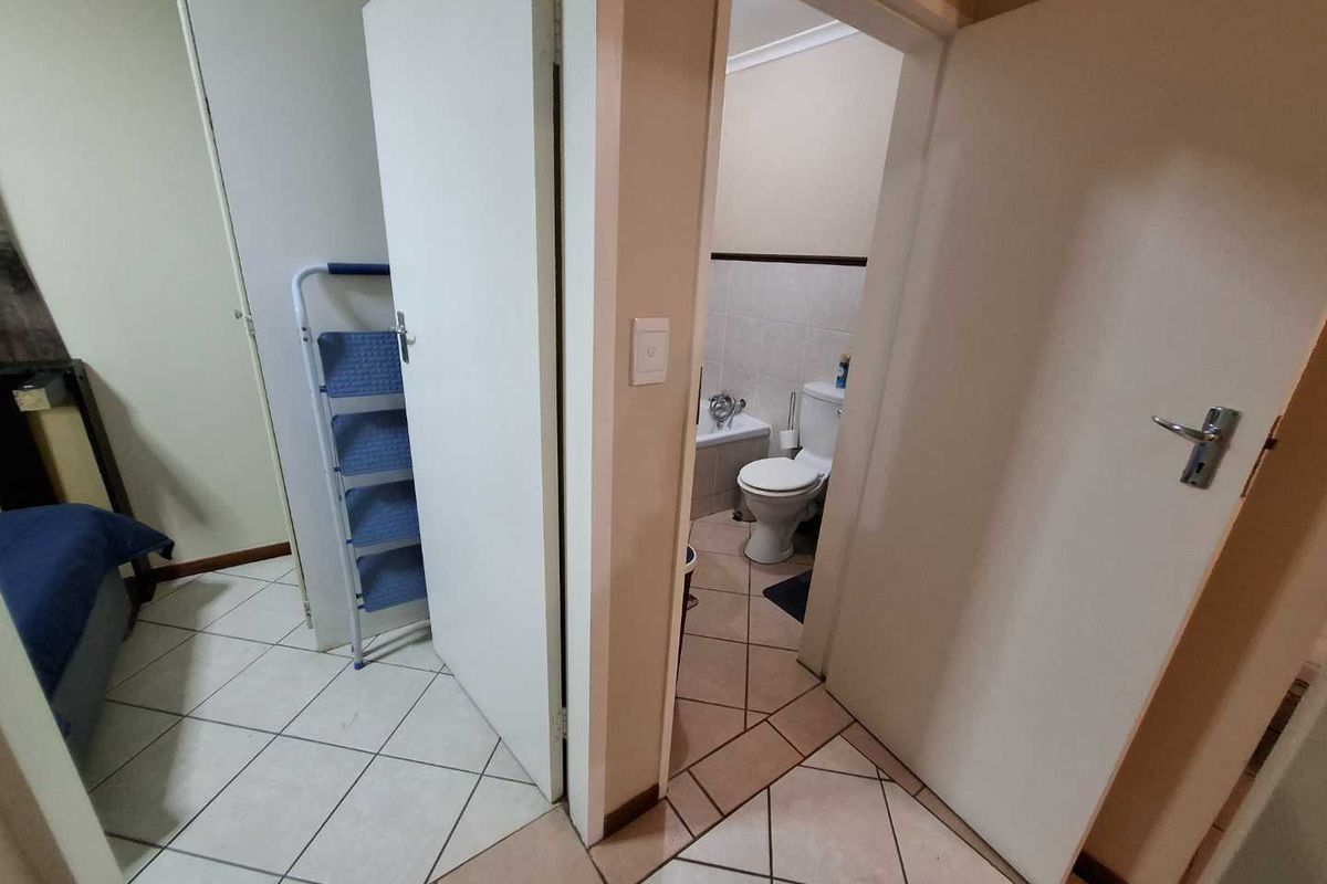 Lovely 2 bedroom Top unit in Equestria Estate - Photo 4