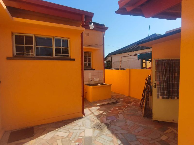 IMMACULATE, 10 ROOM PROPERTY FOR SALE IN LA ROCHELLE - Photo 6
