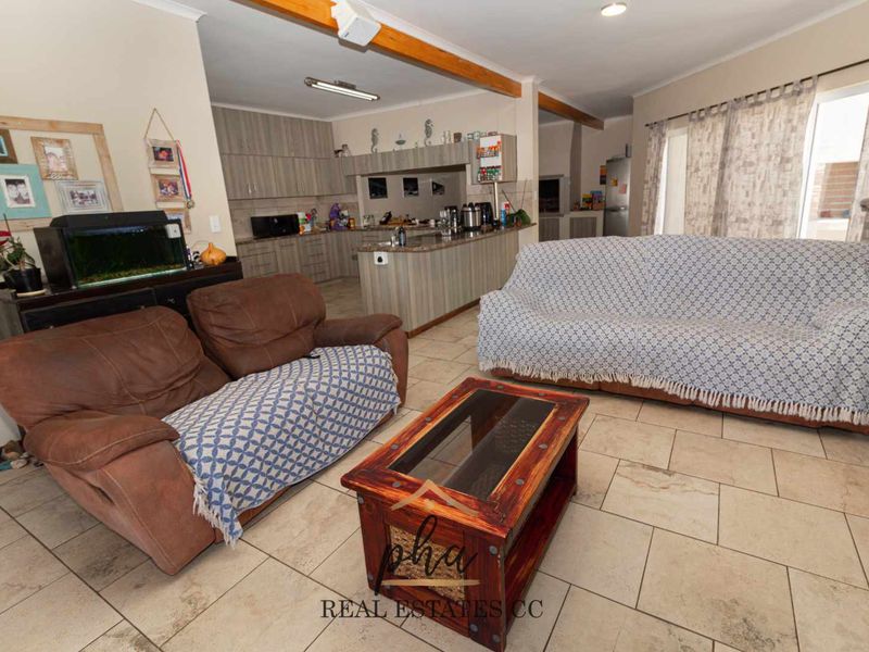 4 Bedroom House For Sale in Henties Bay, Extension 10 - Photo 4