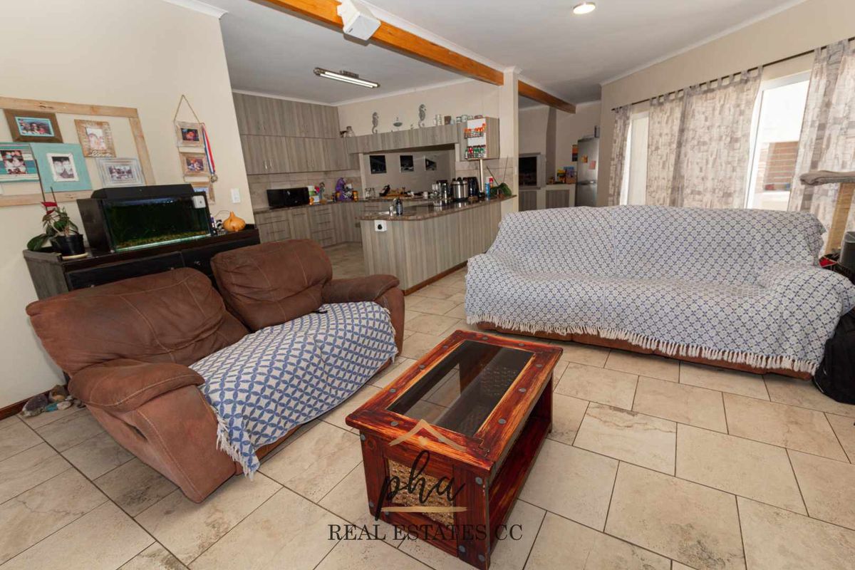 4 Bedroom House For Sale in Henties Bay, Extension 10 - Photo 4