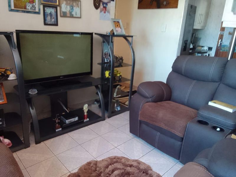 Cozy 3-Bedroom Home with Carport, Satellite Dish, and Comfortable Living Spaces - Photo 4