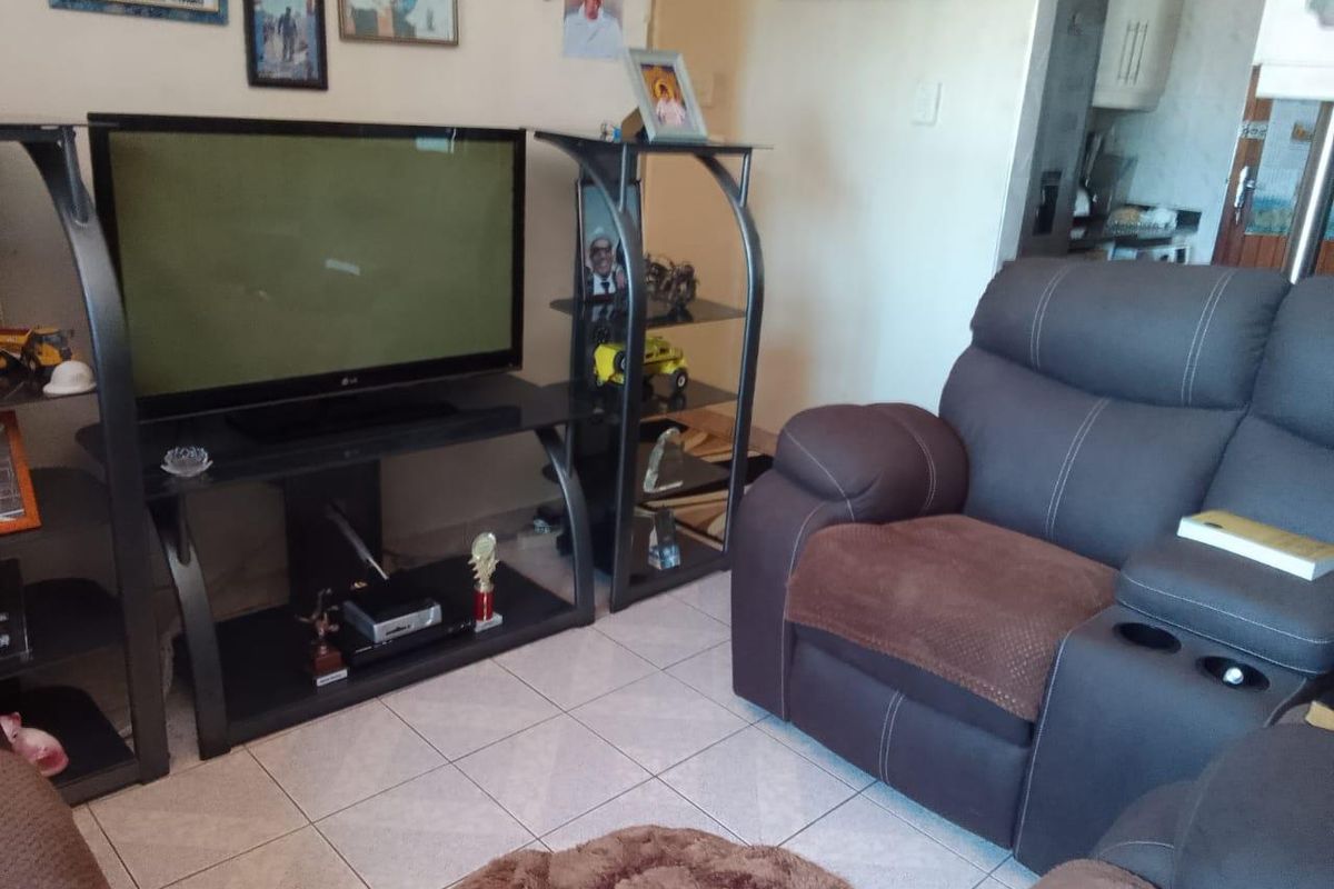 Cozy 3-Bedroom Home with Carport, Satellite Dish, and Comfortable Living Spaces - Photo 4