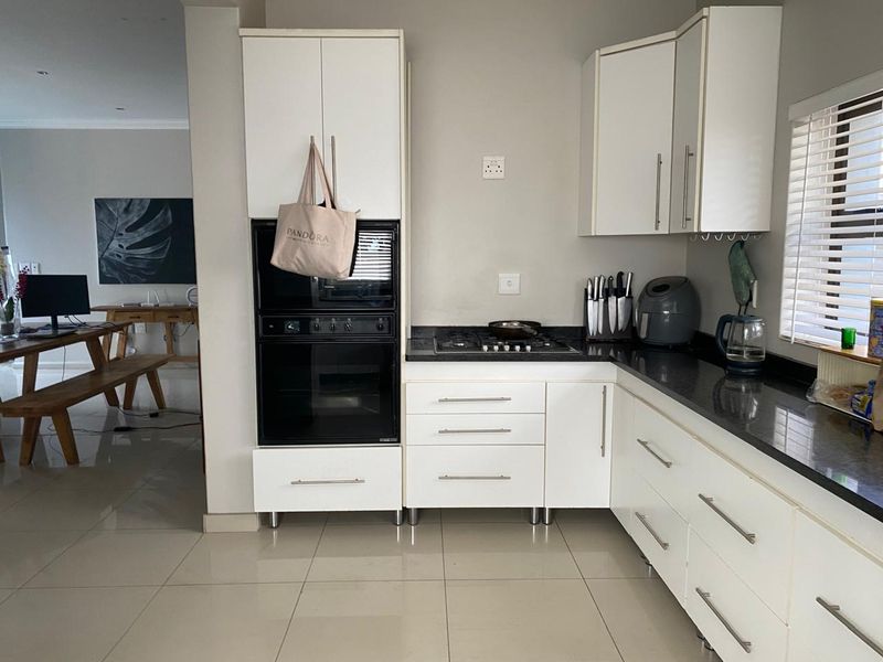 Beautiful 5 Bedroom House for Rental in Palm Lakes Estate - Photo 2