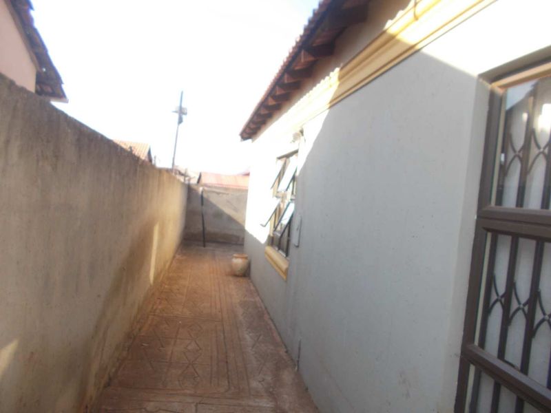 Awesome property looking for a new owner - Photo 5