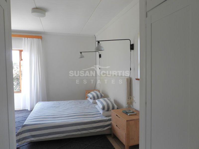 Comfortable family house with big erf - Photo 8