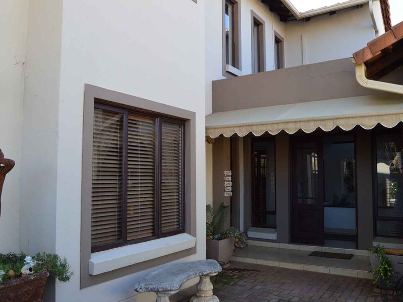 Beautiful double-storey 4-bedroom house - Photo 2