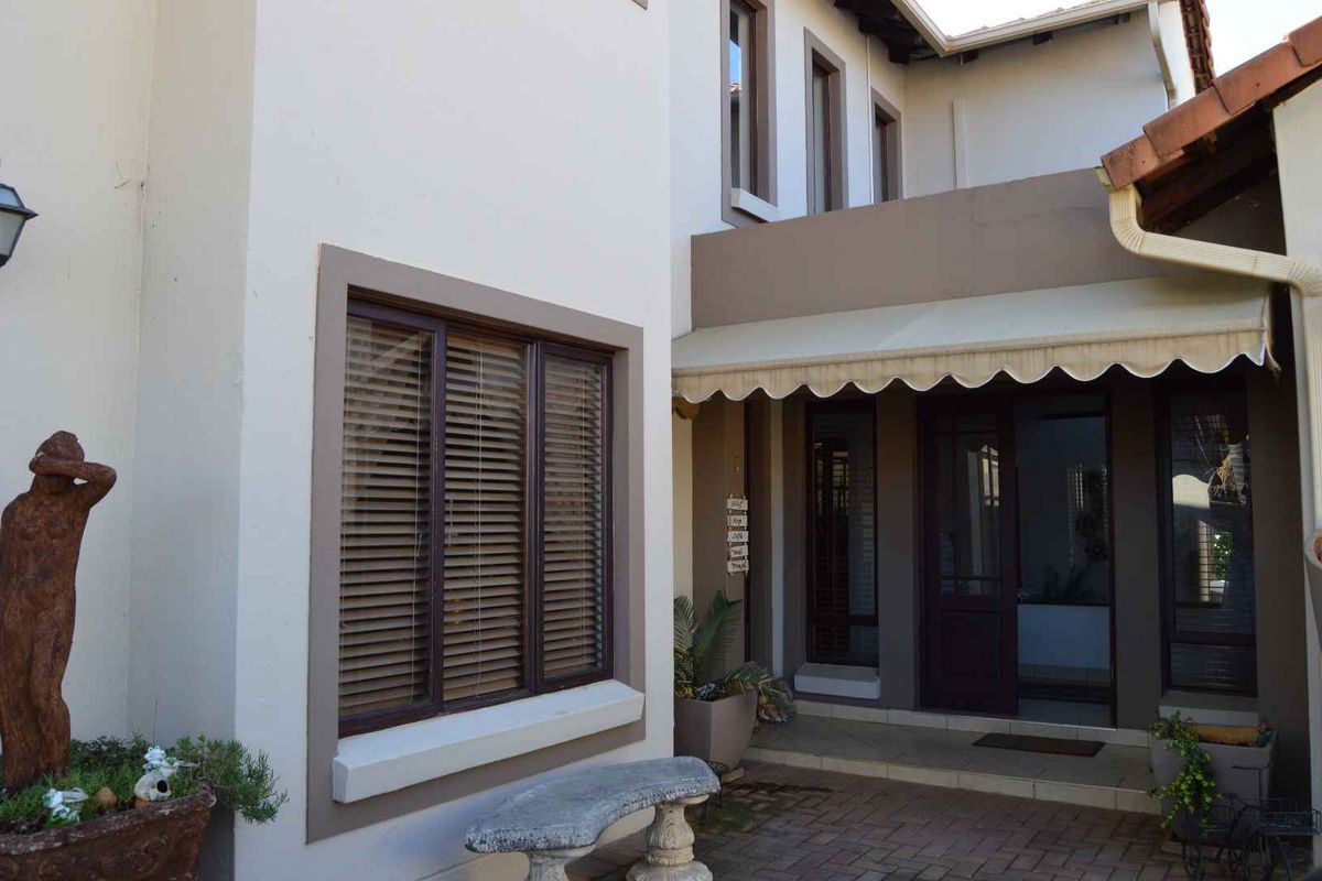 Beautiful double-storey 4-bedroom house - Photo 2