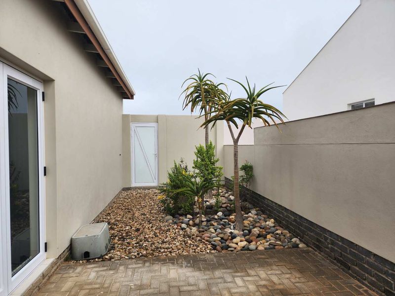 A beutiful family home in the sought-after area of ​​Sunbay in Henties Bay - Photo 4