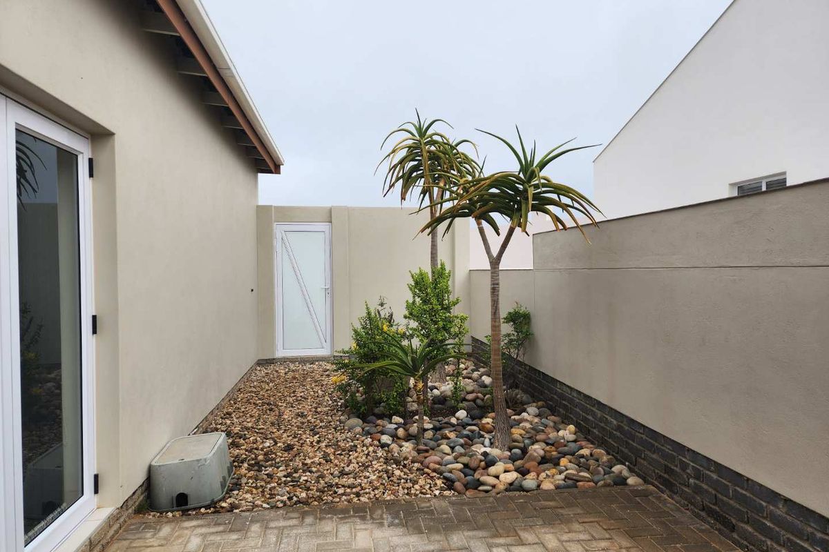 A beutiful family home in the sought-after area of ​​Sunbay in Henties Bay - Photo 4