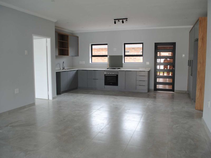 Lovely ultra modern contemporary prestigious townhouse complex in Meyerton - Photo 5