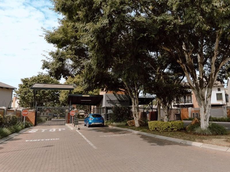 Spacious & Sunny 3-Bedroom Apartment in Prime Waterval East! - Photo 1