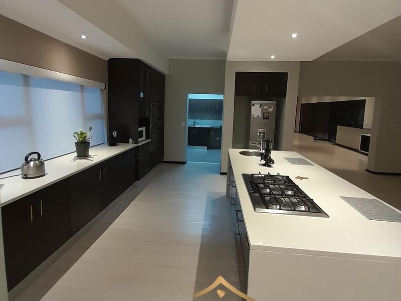 For Sale: Ultra Modern 5 bedroom family home with excellent features in Walvis Bay - Photo 3