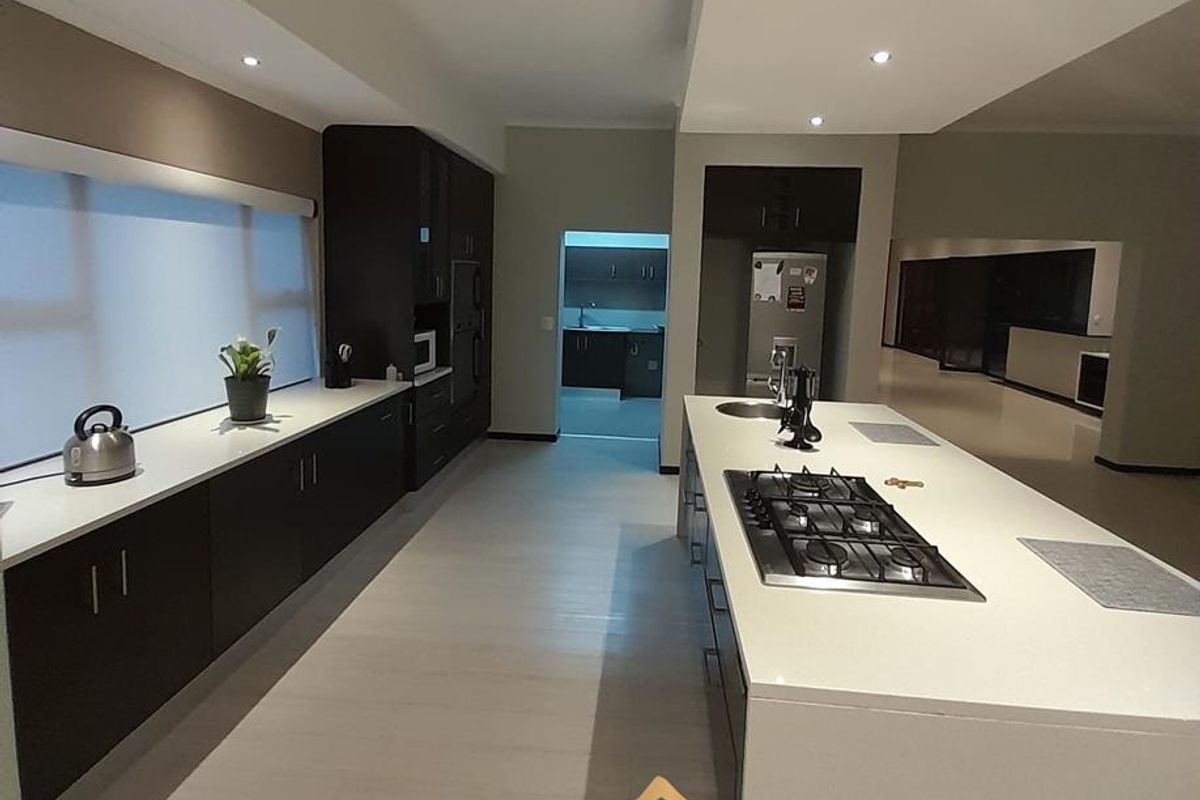 For Sale: Ultra Modern 5 bedroom family home with excellent features in Walvis Bay - Photo 3